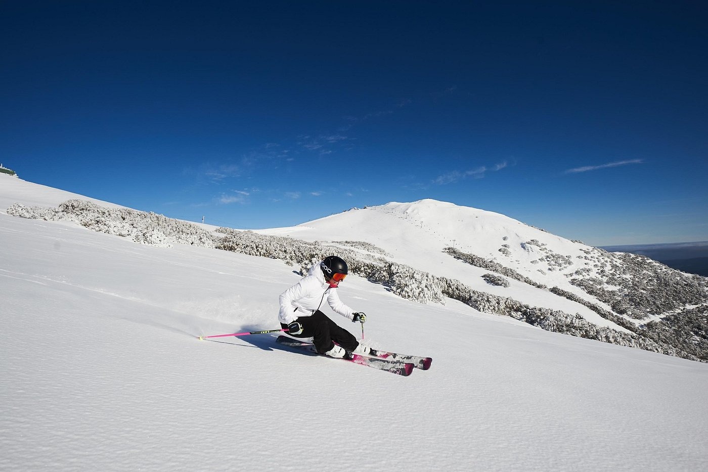 滑下原始的粉狀雪，在高山之上享受驚險刺激的高山樂趣，俯瞰下面的山谷