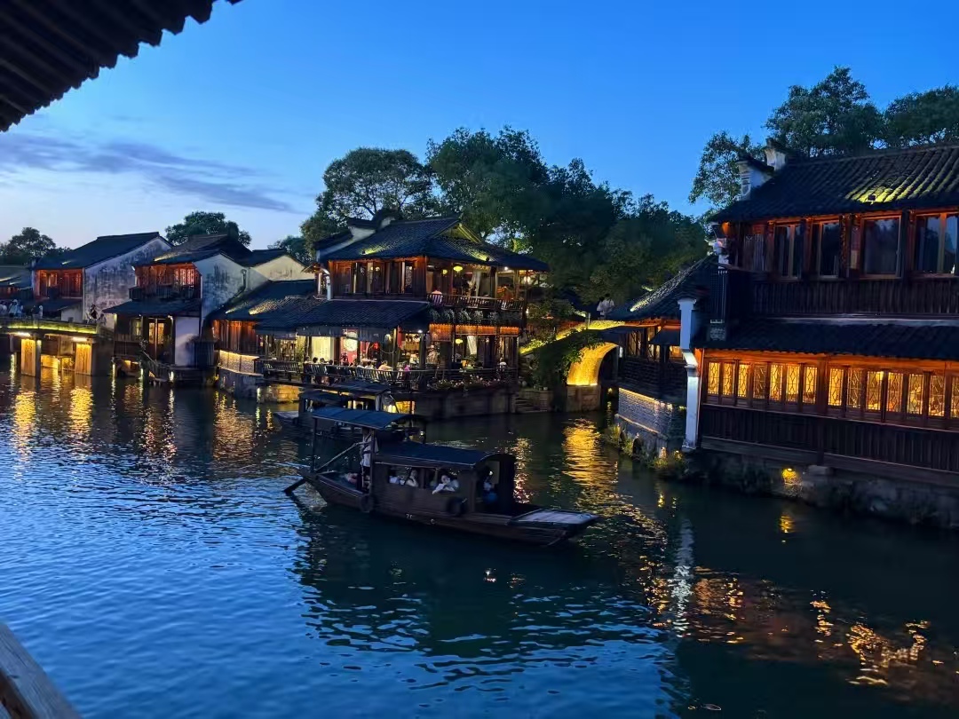 烏鎮的傍晚，您也可以乘坐搖櫓船，吹一吹水鄉的風，感受享受一段悠閒的時光。