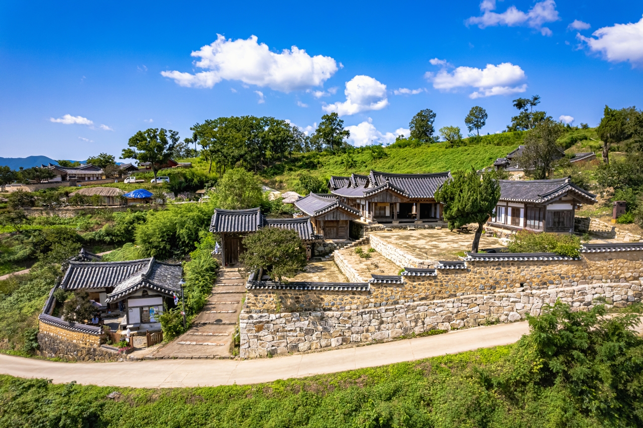 漫步於寧靜的「良洞村」,感受百年傳統與溫柔景致的洗禮,讓您放慢腳步,重新發現生活中的純粹美好。 漫步於寧靜的「良洞村」,感受百年傳統與溫柔景致的洗禮,讓您放慢腳步,重新發現生活中的純粹美好。