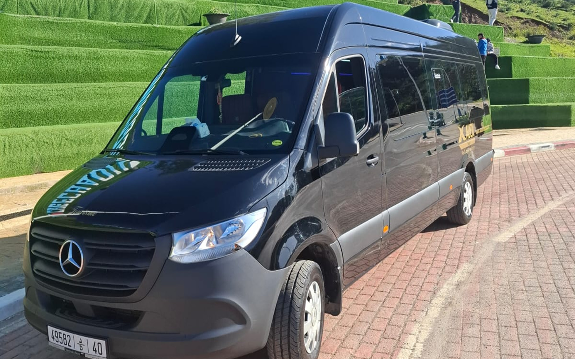 搭乘舒適的現代化車輛，享受順暢的一日遊行程
