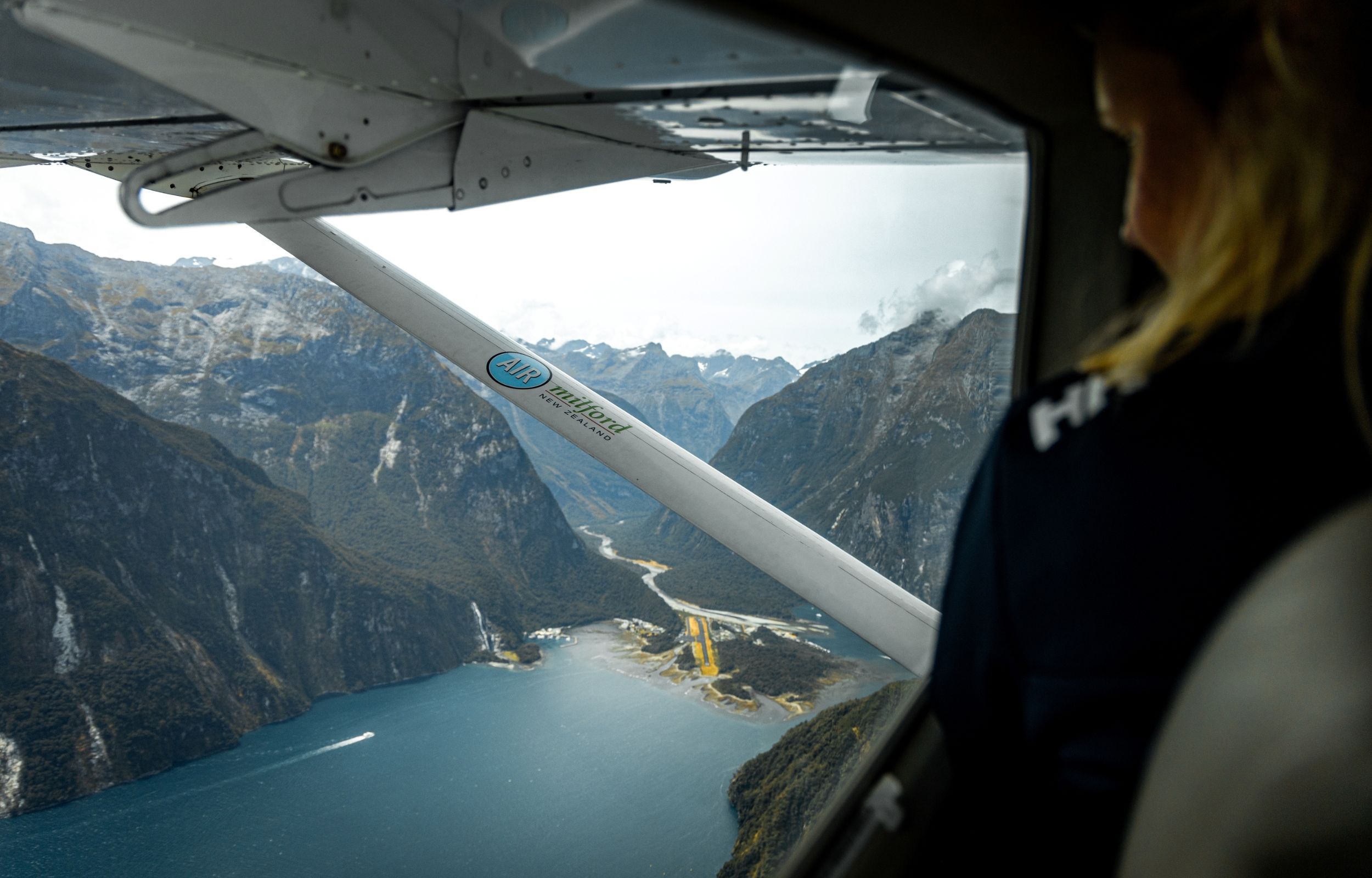 從空中俯瞰米爾福德峽灣,將其壯麗的懸崖、傾瀉而下的瀑布,以及被雨林覆蓋的山脈盡收眼底。 從空中俯瞰米爾福德峽灣,將其壯麗的懸崖、傾瀉而下的瀑布,以及被雨林覆蓋的山脈盡收眼底。