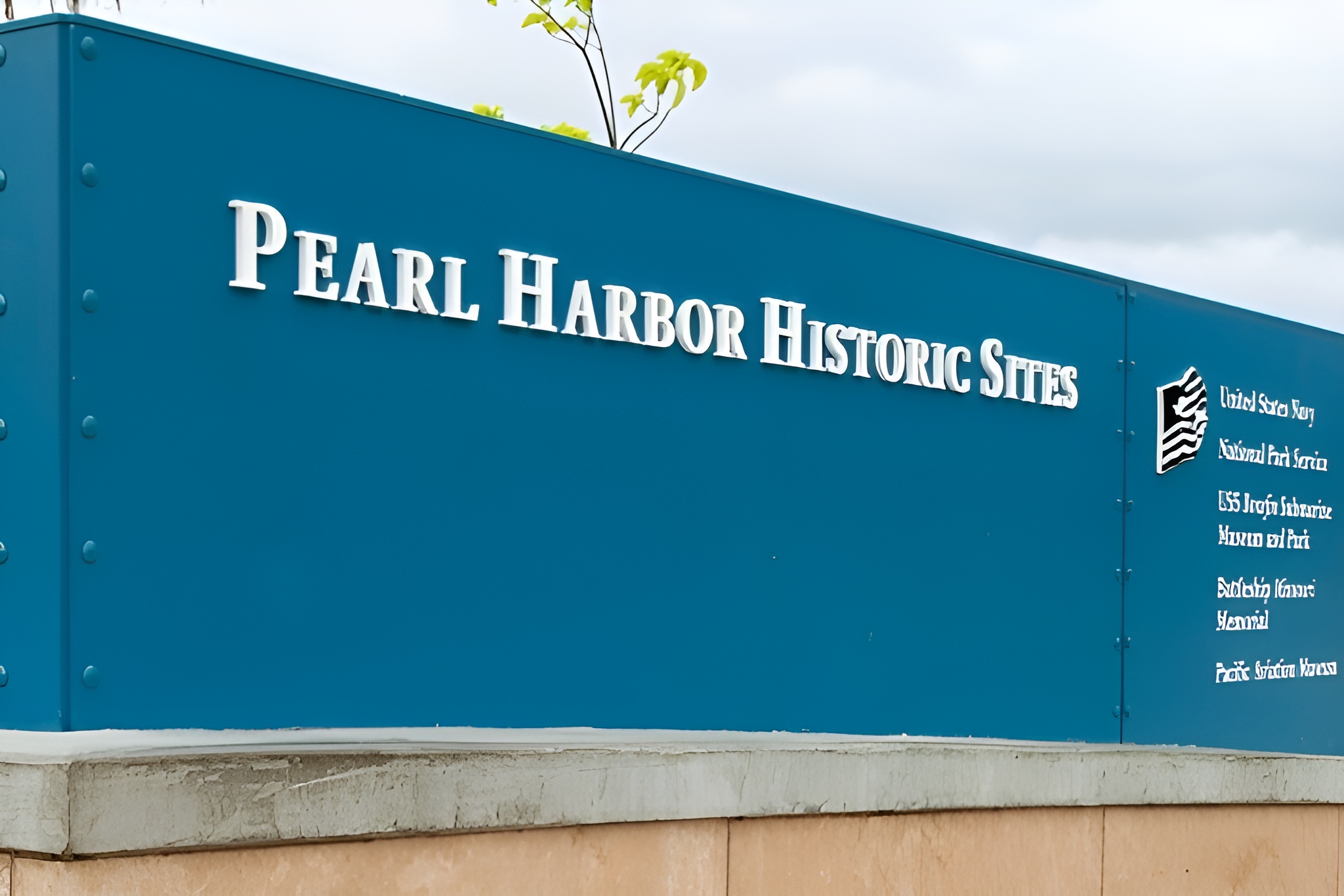 參加珍珠港致敬之旅,在導遊的帶領下參觀歷史地標 參加珍珠港致敬之旅,在導遊的帶領下參觀歷史地標