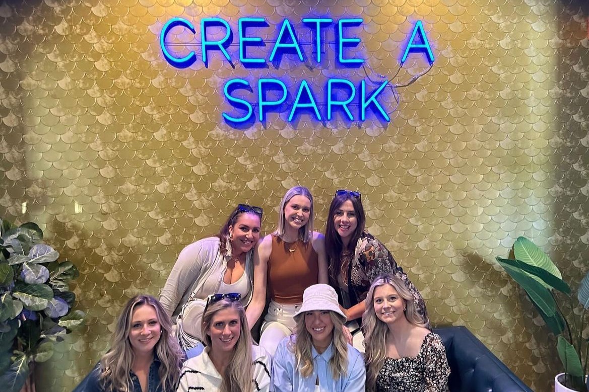 一群女孩擠在一起，拍下完美的照片，臉上綻放出笑容