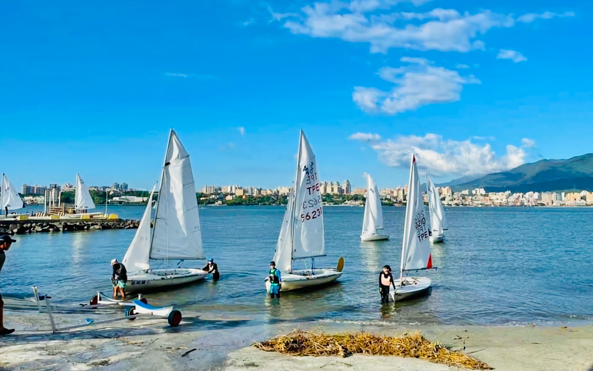 New Taipei: Tamsui and Bali Riverside Sailing Experience