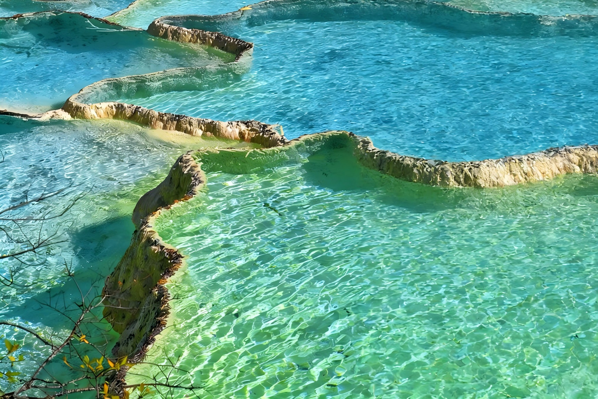 黃龍-【五彩池】整個景區核心精華。700 多個大小彩池群依山而下,如 “人間瑤池” 🌈。池水因富含礦物質、水深、池壁鈣華差異呈現五彩變化(藍綠黃為主),晴天陽光下格外耀目。 黃龍-【五彩池】整個景區核心精華。700 多個大小彩池群依山而下,如 “人間瑤池” 🌈。池水因富含礦物質、水深、池壁鈣華差異呈現五彩變化(藍綠黃為主),晴天陽光下格外耀目。