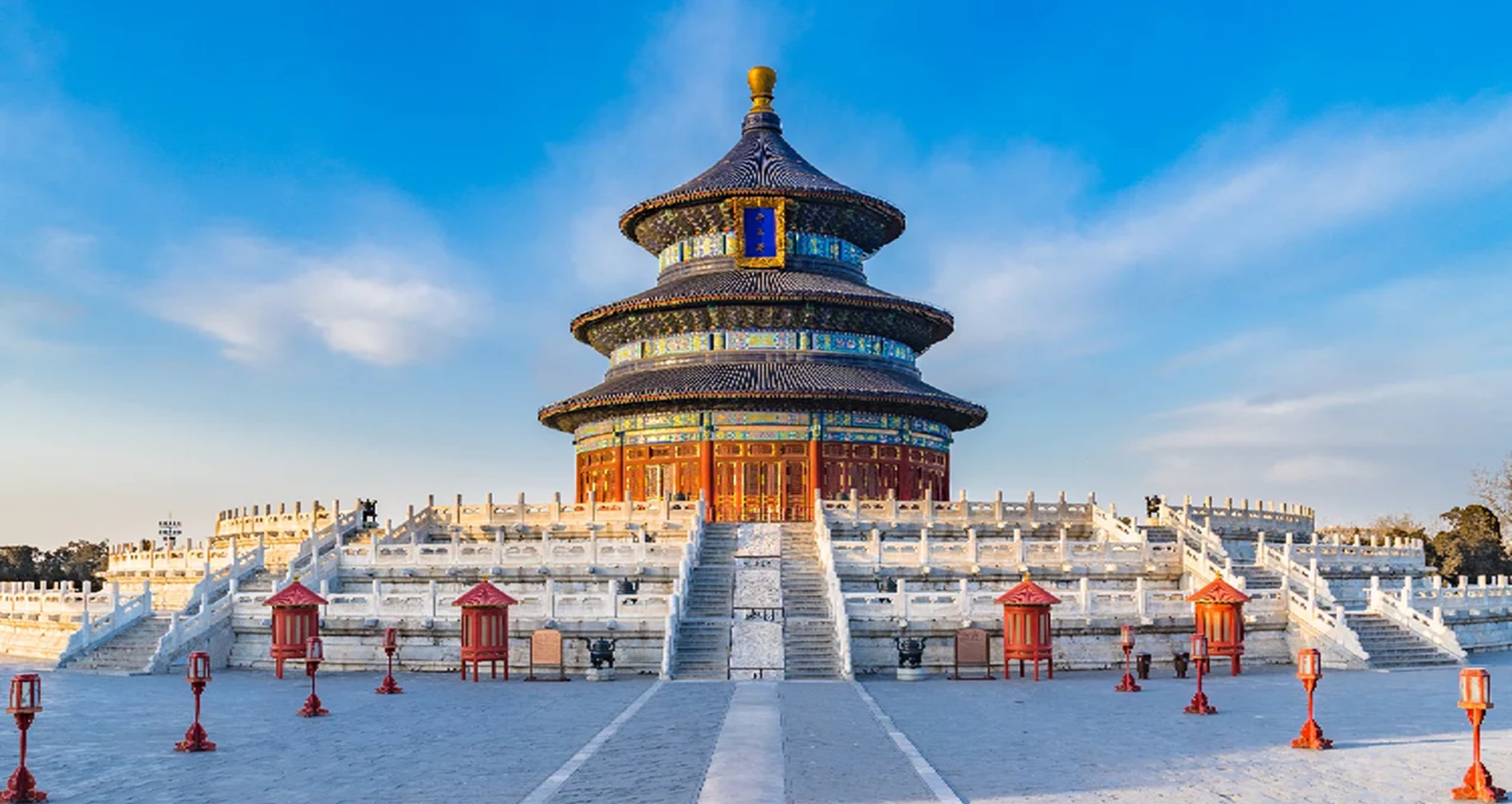 探索國家5A級旅遊景區【天壇】，它被入選【世界文化遺產】名錄，世界上現存最大的古代祭祀性建築群，明清兩代皇帝祭天祈谷的場所，參觀祈年殿、皇穹宇或圜丘壇等，瞭解各個建築的精巧設計