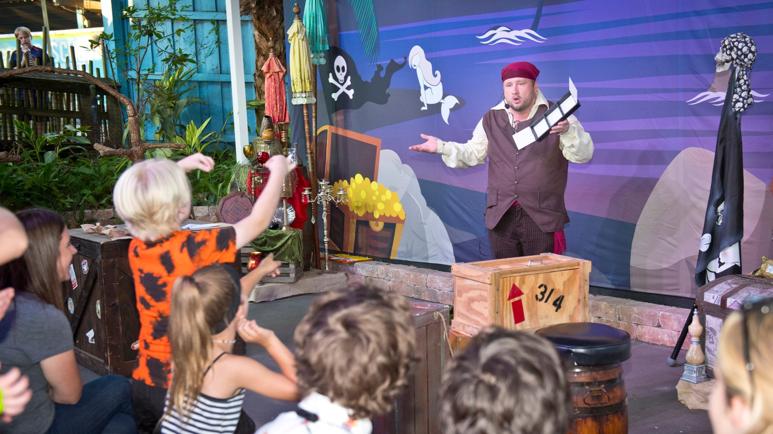 在坦帕動物園 (ZooTampa) 舉辦引人入勝的表演，激發孩子們的好奇心和興奮感