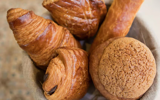 金黃酥脆的完美滋味——一籃道地的法式烘焙點心