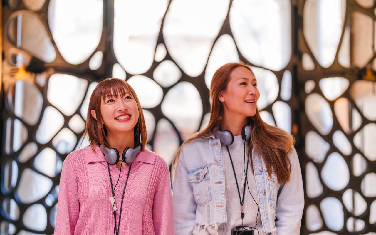 探索巴塞隆納的經典現代主義建築，欣賞其獨特造型與繽紛室內設計。