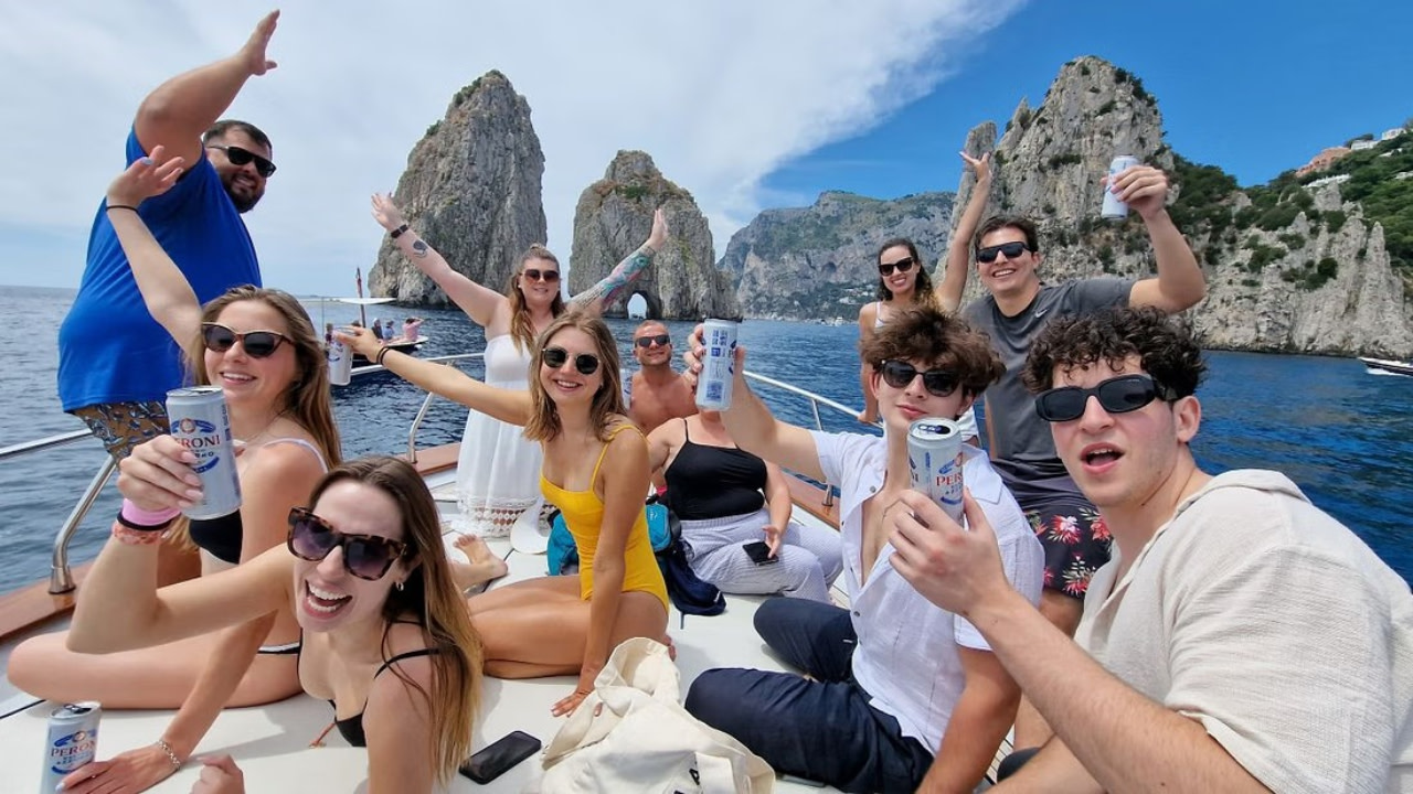 在法拉廖尼岩石下駐足，捕捉完美的卡普里島拍照時刻