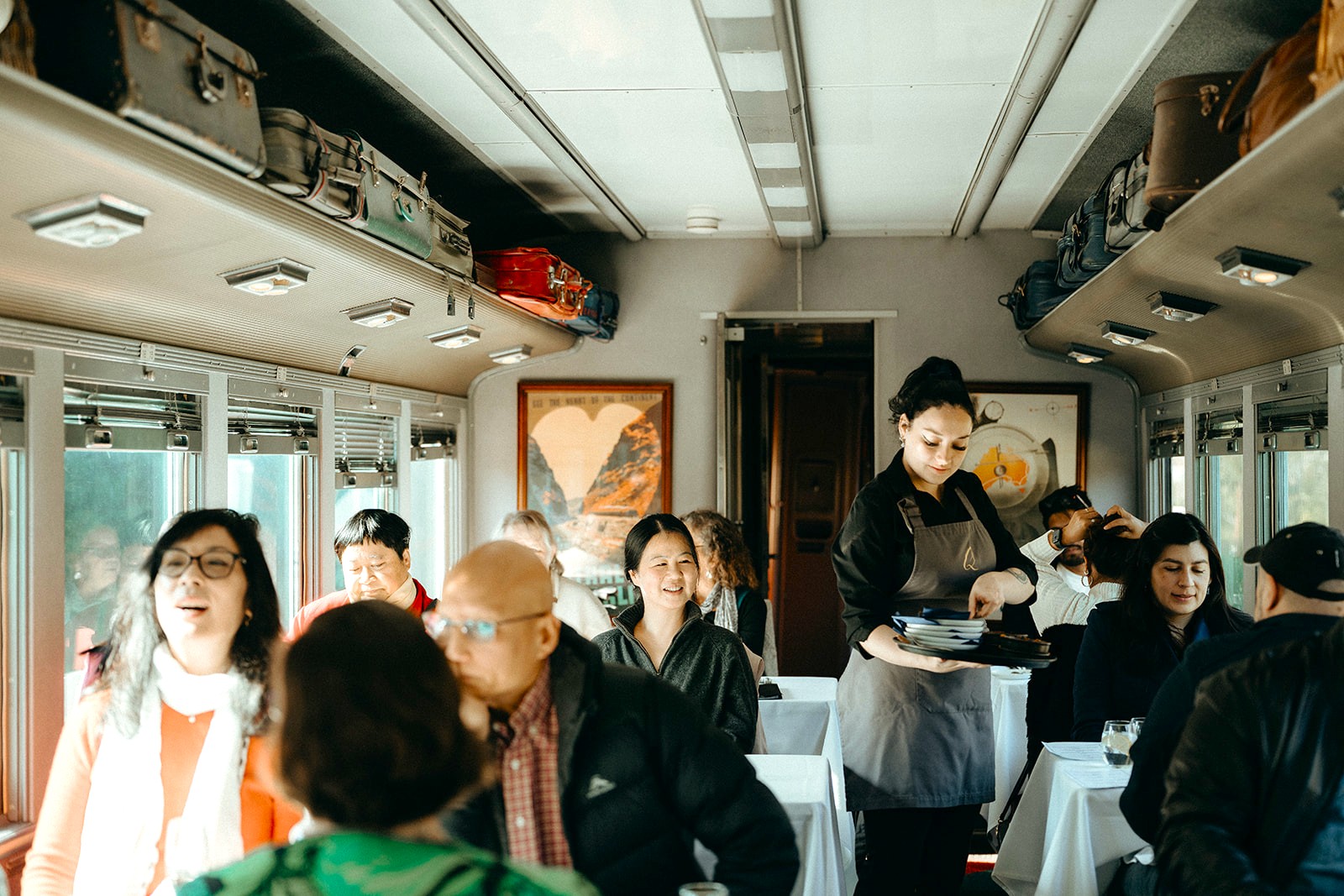 復古餐車內充滿了歡聲笑語與貼心服務。