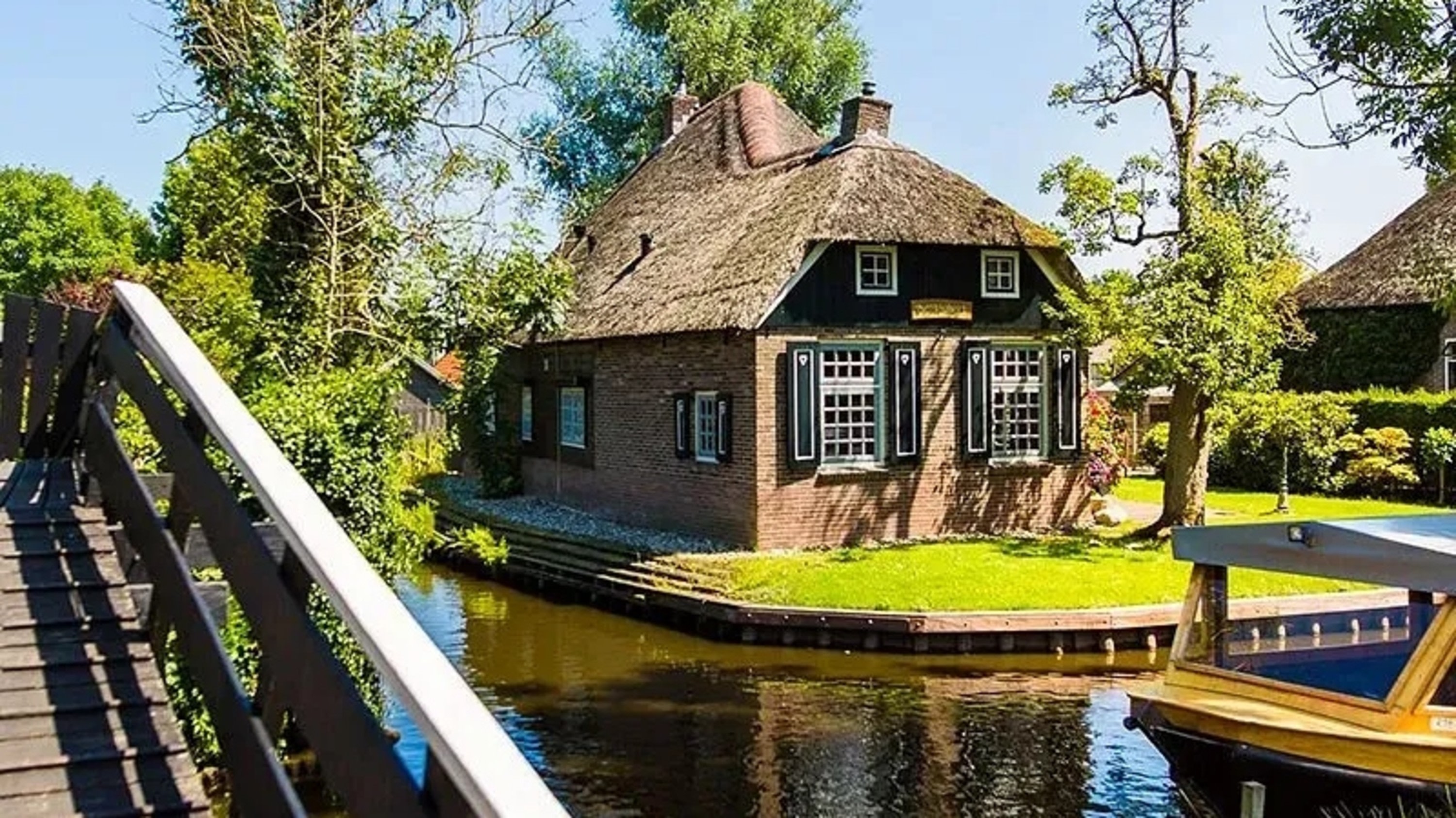 Amsterdam Giethoorn Full-Day Small Group Guided Tour