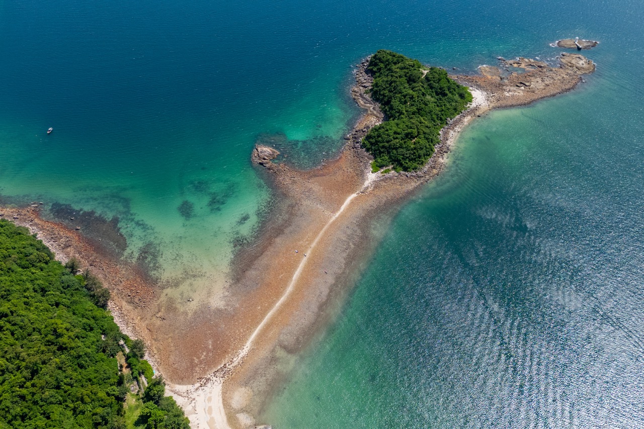 在橋咀洲登岸（約30分鐘），觀賞「菠蘿包石」,「神隱之路」連島沙洲