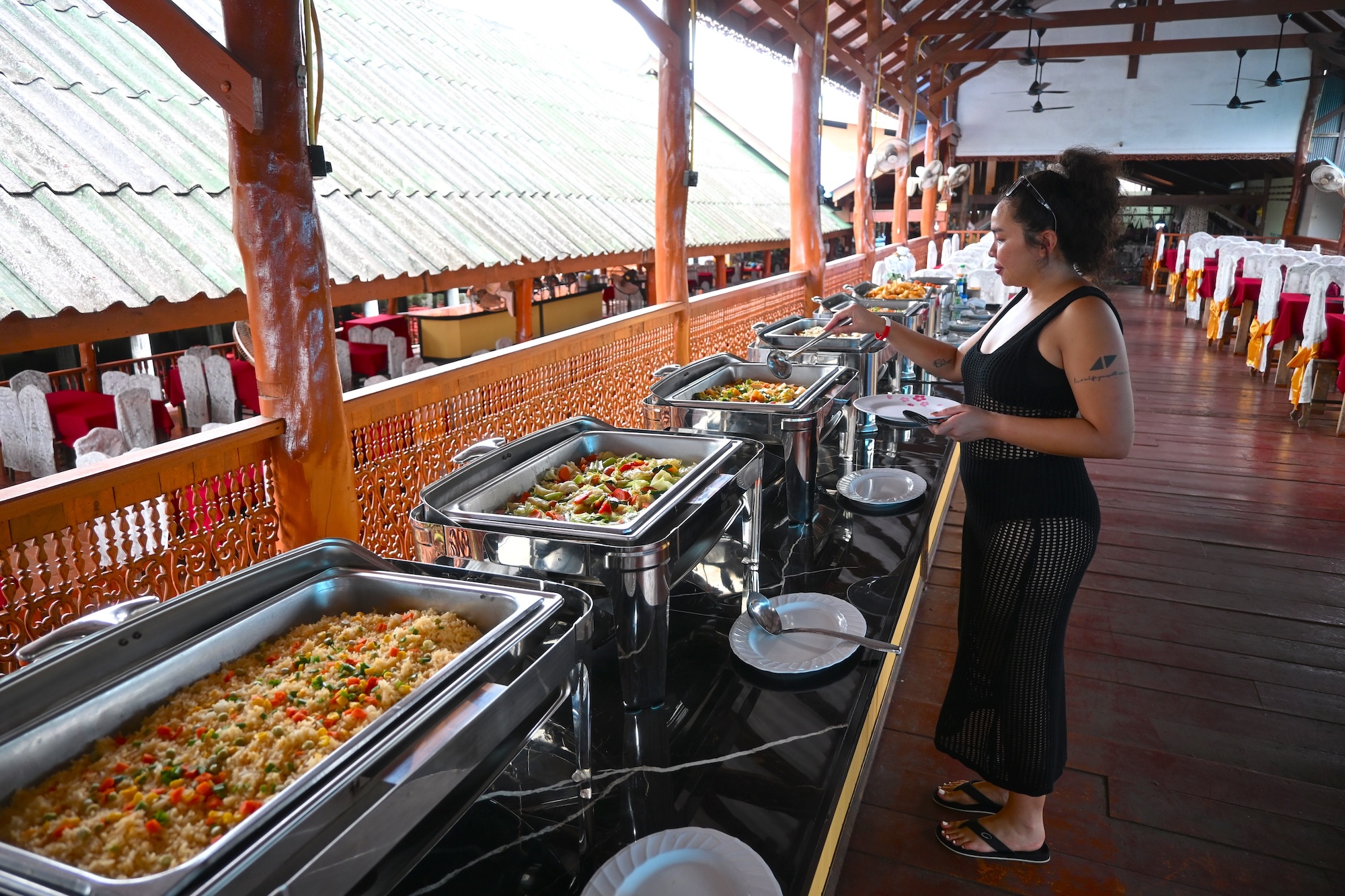 在攀宜島享用美味的自助午餐。 在攀宜島享用美味的自助午餐。