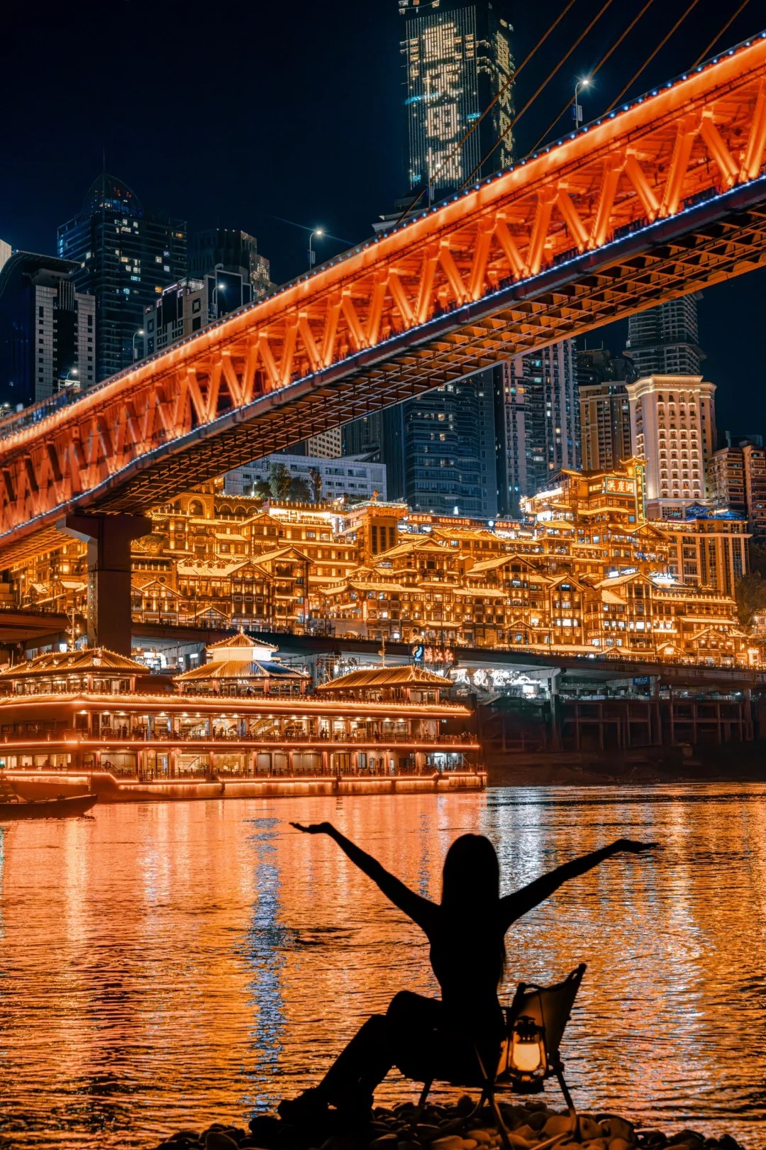 夜晚的洪崖洞不容錯過,當晚,前往【洪崖洞】觀賞夜景,依山而建的吊腳樓群在夜晚燈光璀璨,宛如童話世界。這裡不僅可以欣賞到長江和嘉陵江的夜景,還能體驗巴渝傳統民俗文化 夜晚的洪崖洞不容錯過,當晚,前往【洪崖洞】觀賞夜景,依山而建的吊腳樓群在夜晚燈光璀璨,宛如童話世界。這裡不僅可以欣賞到長江和嘉陵江的夜景,還能體驗巴渝傳統民俗文化