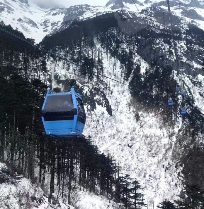 冰川公園大索道全長2914米，垂直高差1150米，是我國海拔最高的旅遊客運索道，乘坐索道上玉龍雪山一路上可觀賞到雪山切入雲天的場景，感受到玉龍雪 山的巍峨壯觀。