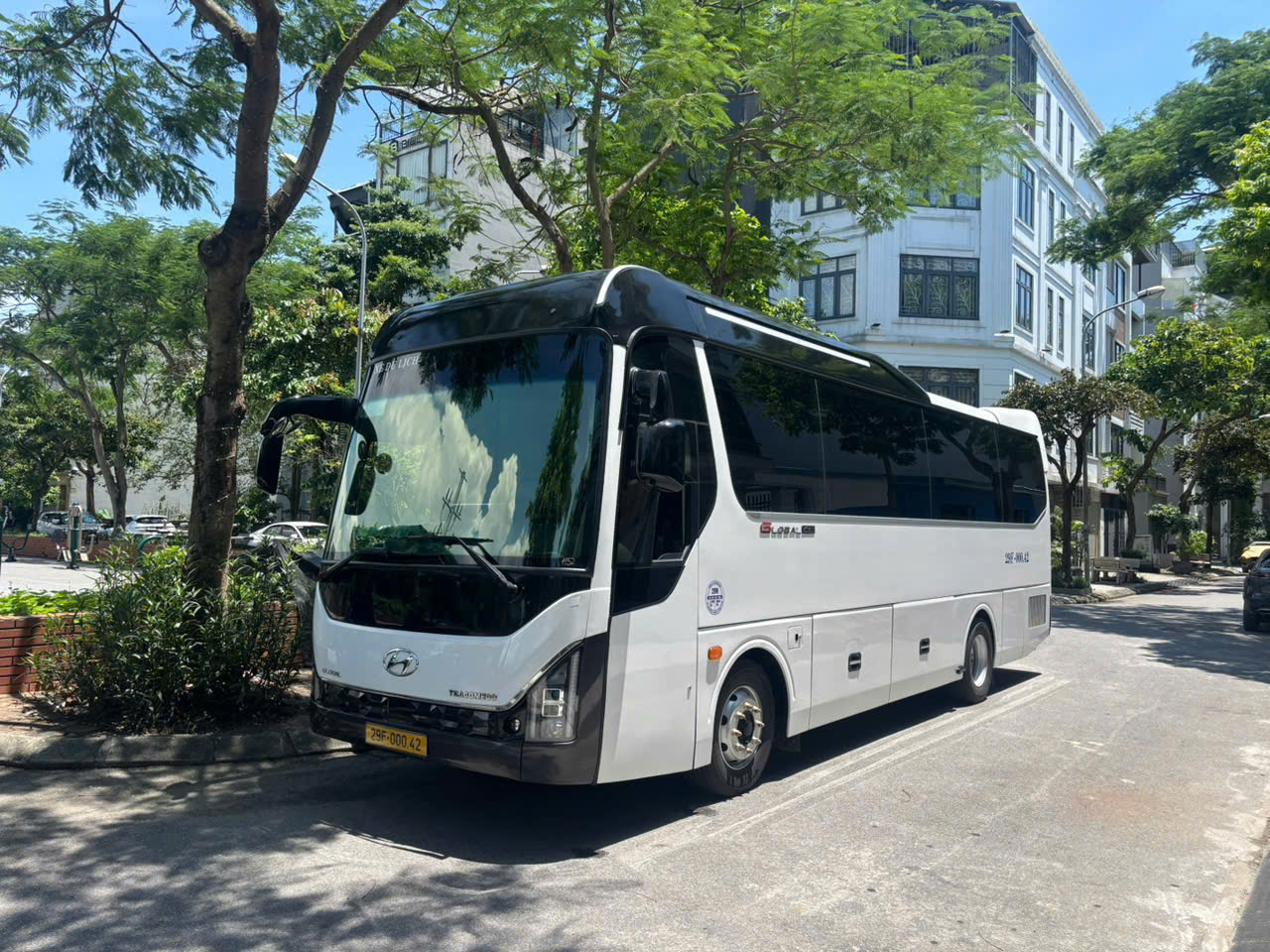 我們新穎的 30 - 32 人座接駁巴士,將帶您在高速公路上平穩馳騁。 我們新穎的 30 - 32 人座接駁巴士,將帶您在高速公路上平穩馳騁。