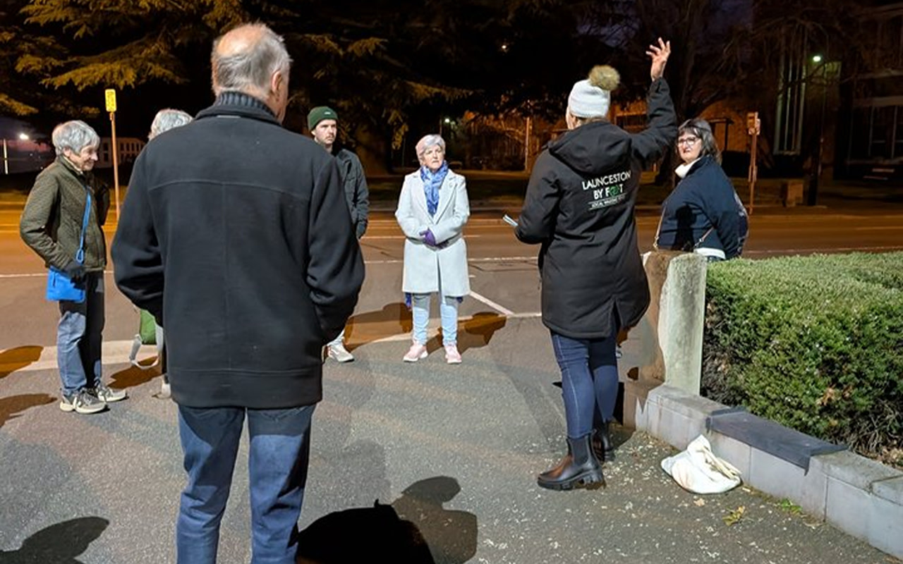 在朗塞斯頓歷史悠久的城市街燈下，展開一場充滿氛圍的夜間漫步。