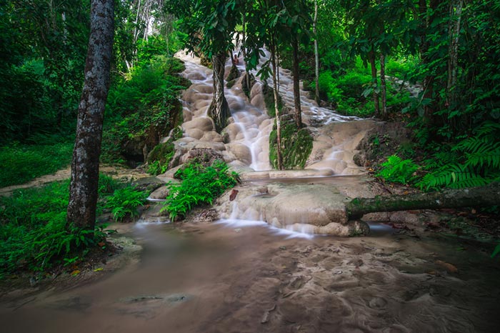 清邁粘粘瀑布（Sticky Waterfall）拼團遊