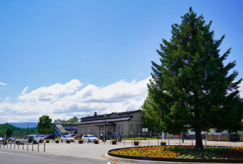 充滿田園氣息的小站，展現最真實的北海道鄉村風貌。可以在附近享用午餐。