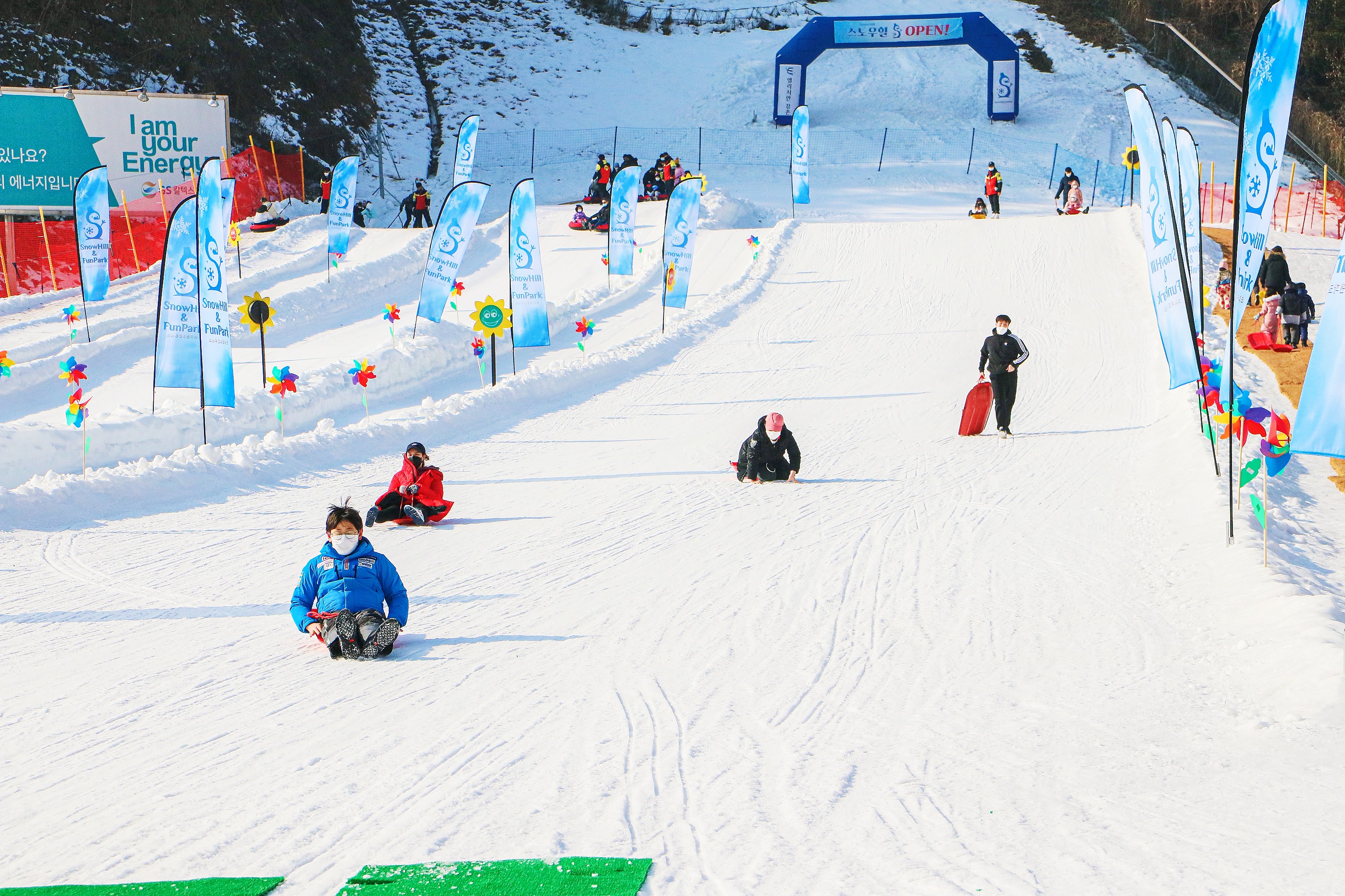 遊客暢玩專用雪橇滑道,適合家庭與不滑雪旅客輕鬆體驗冬日樂趣。 遊客暢玩專用雪橇滑道,適合家庭與不滑雪旅客輕鬆體驗冬日樂趣。
