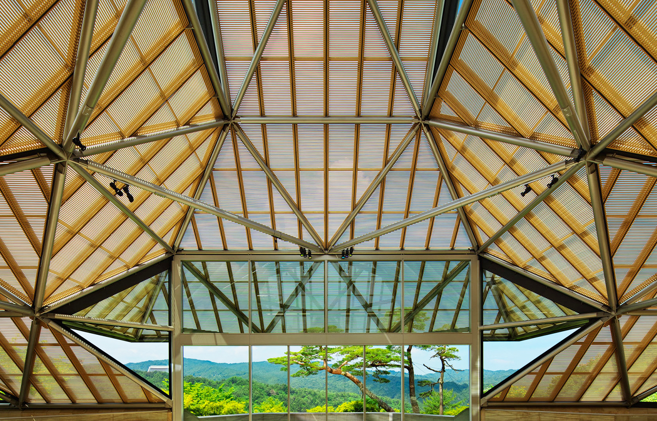 The bright skylight allows sunlight to enter the room, presenting a magnificent panoramic view of the mountains to visitors, blending in with the natural landscape.