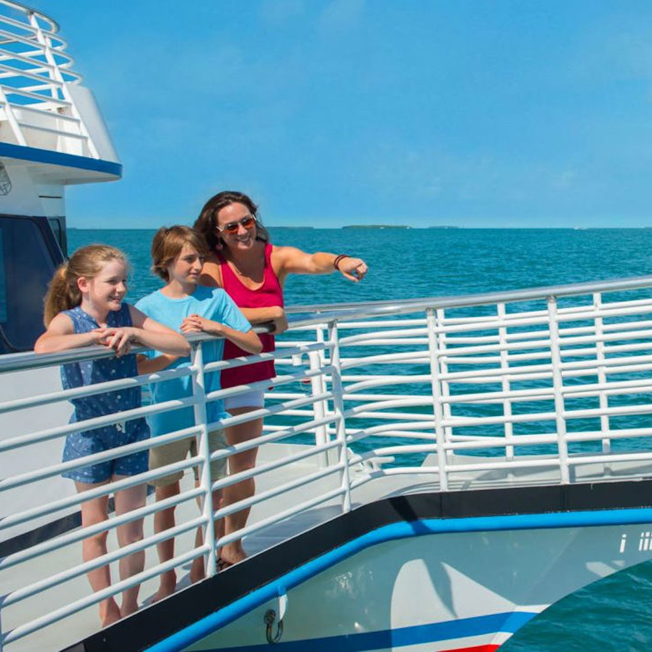 乘坐舒適寬敞的雙體船，飽覽基韋斯特海岸線的壯麗景色