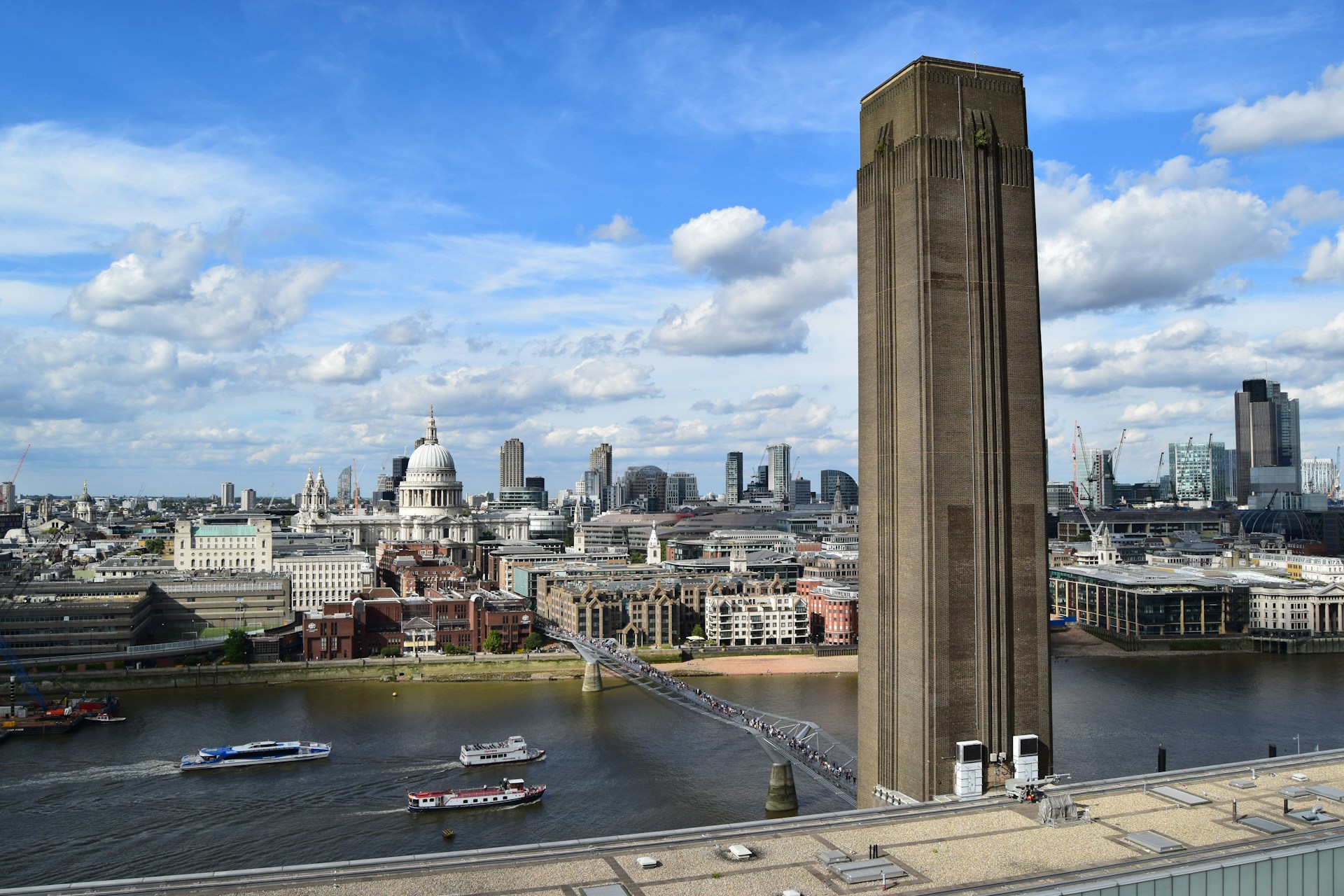 泰特現代藝術館 (Tate Modern) 不僅是建築創新與轉型的卓越象徵，更坐落於倫敦泰晤士河畔，由昔日的巨型發電廠改造而成。其宏偉外觀，令人為之驚豔。