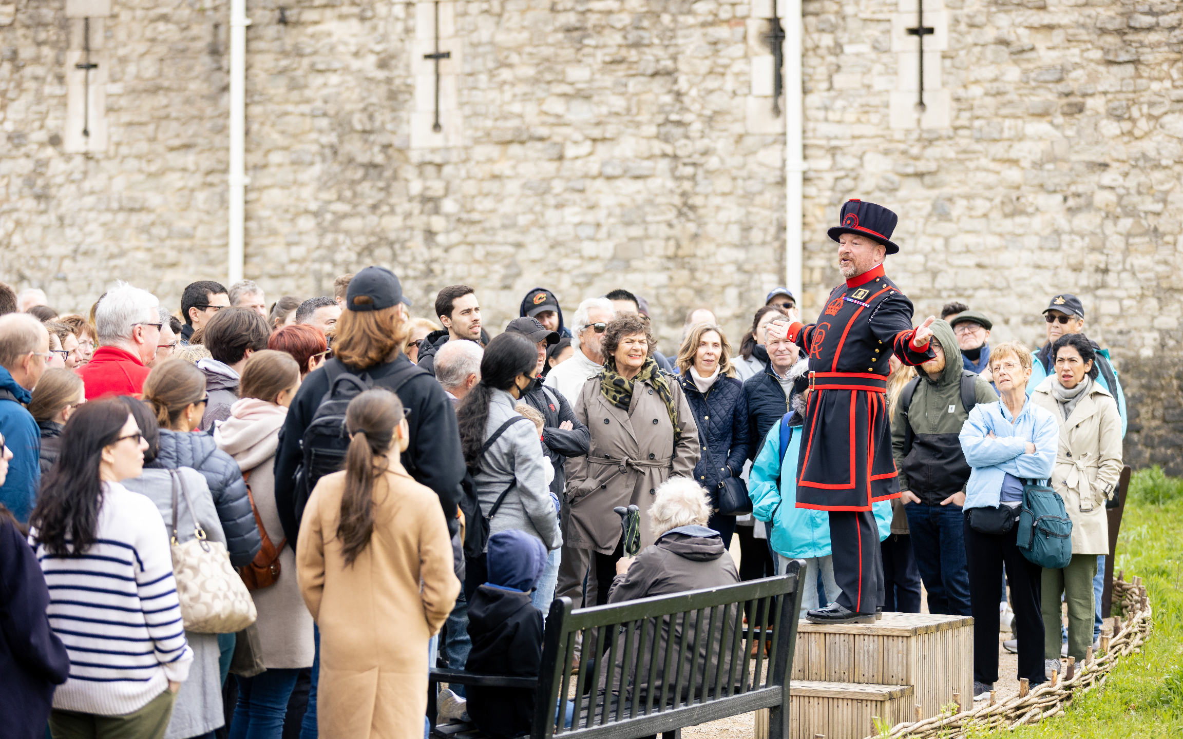 在一位倫敦塔衛士的引導下，通過獨家遊覽探索倫敦塔的歷史