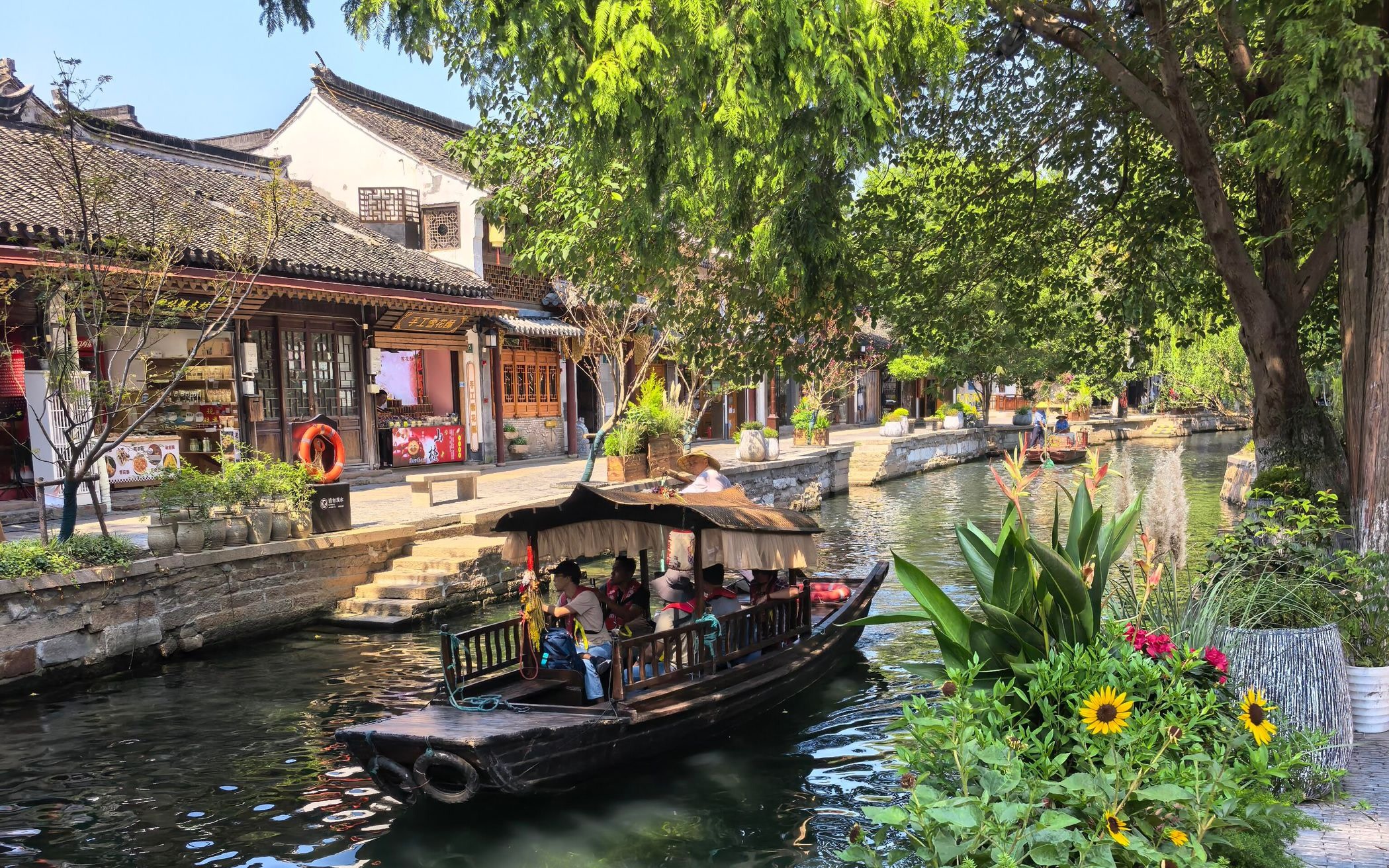 Shanghai Zhujiajiao Half-Day Tour with Gondola Ride
