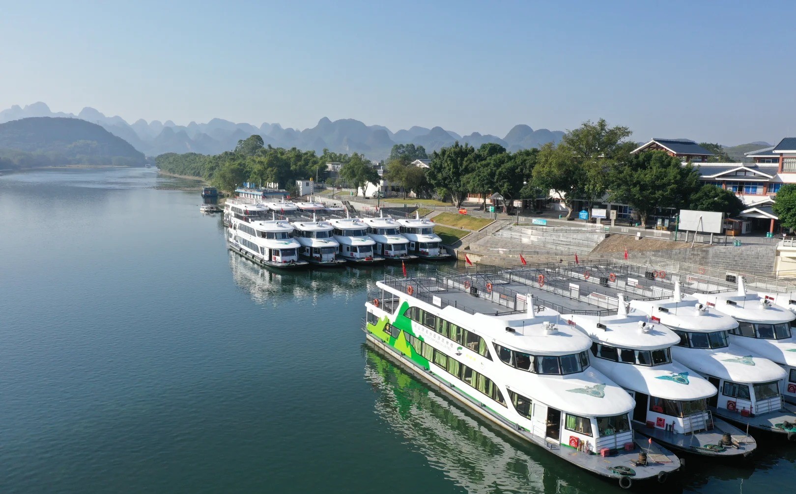 船艙寬敞明亮,座椅柔軟舒適,即便長時間乘坐也毫無疲憊感 船艙寬敞明亮,座椅柔軟舒適,即便長時間乘坐也毫無疲憊感