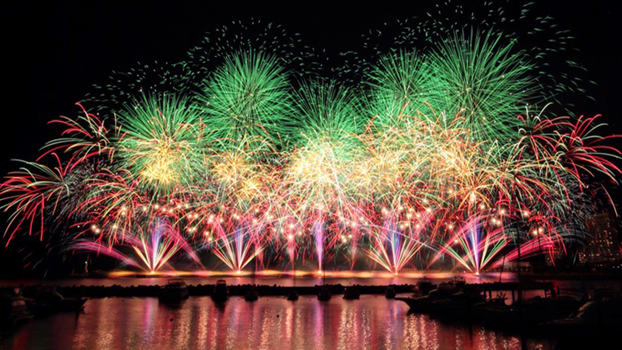 熱海花火大會，夜空中絢麗煙火接連綻放，映照海面波光粼粼，色彩斑斕震撼人心，是夏夜最浪漫迷人的海濱盛宴。