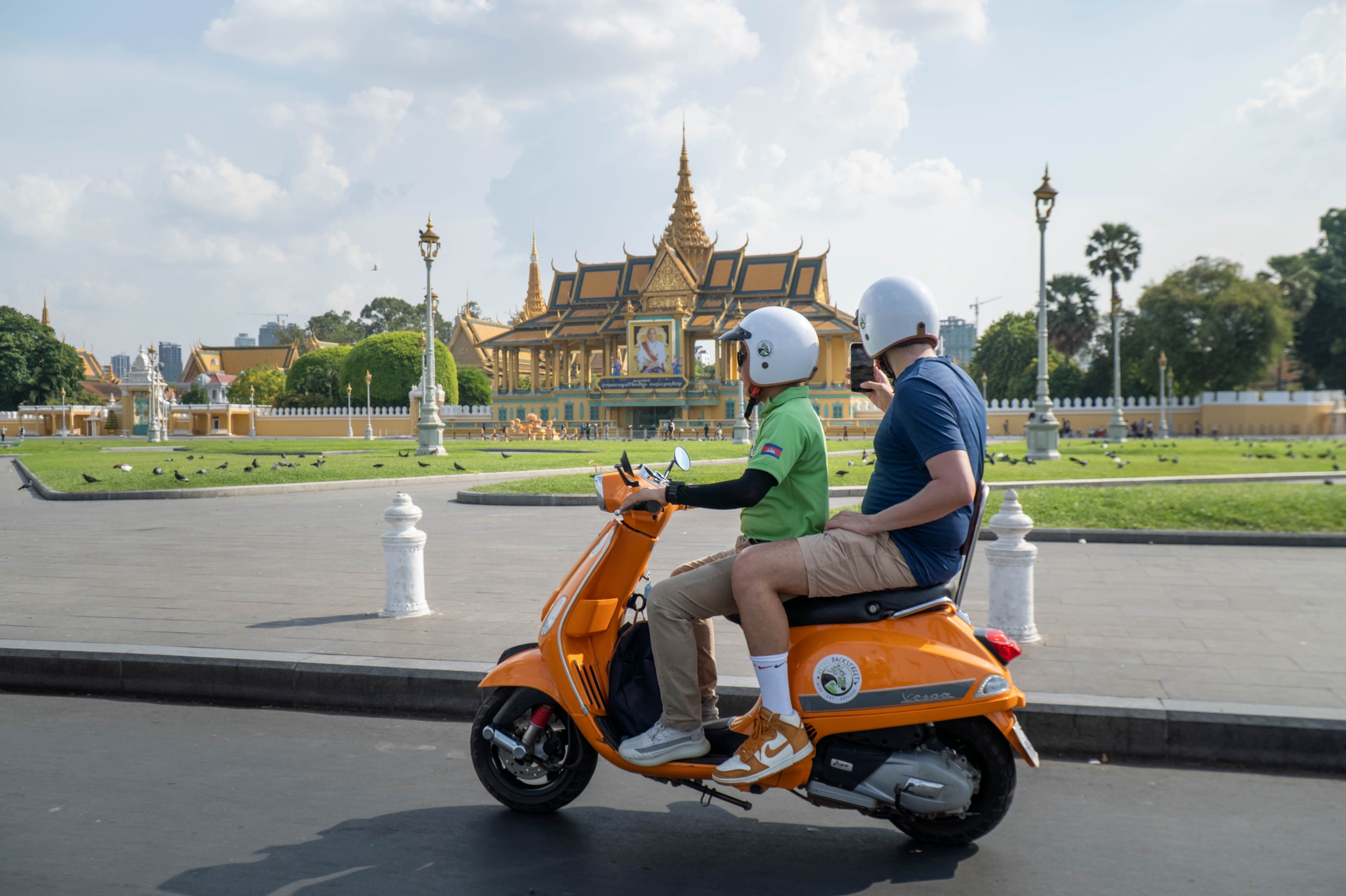 金邊市 Vespa 之旅和河上遊船（含飲料）