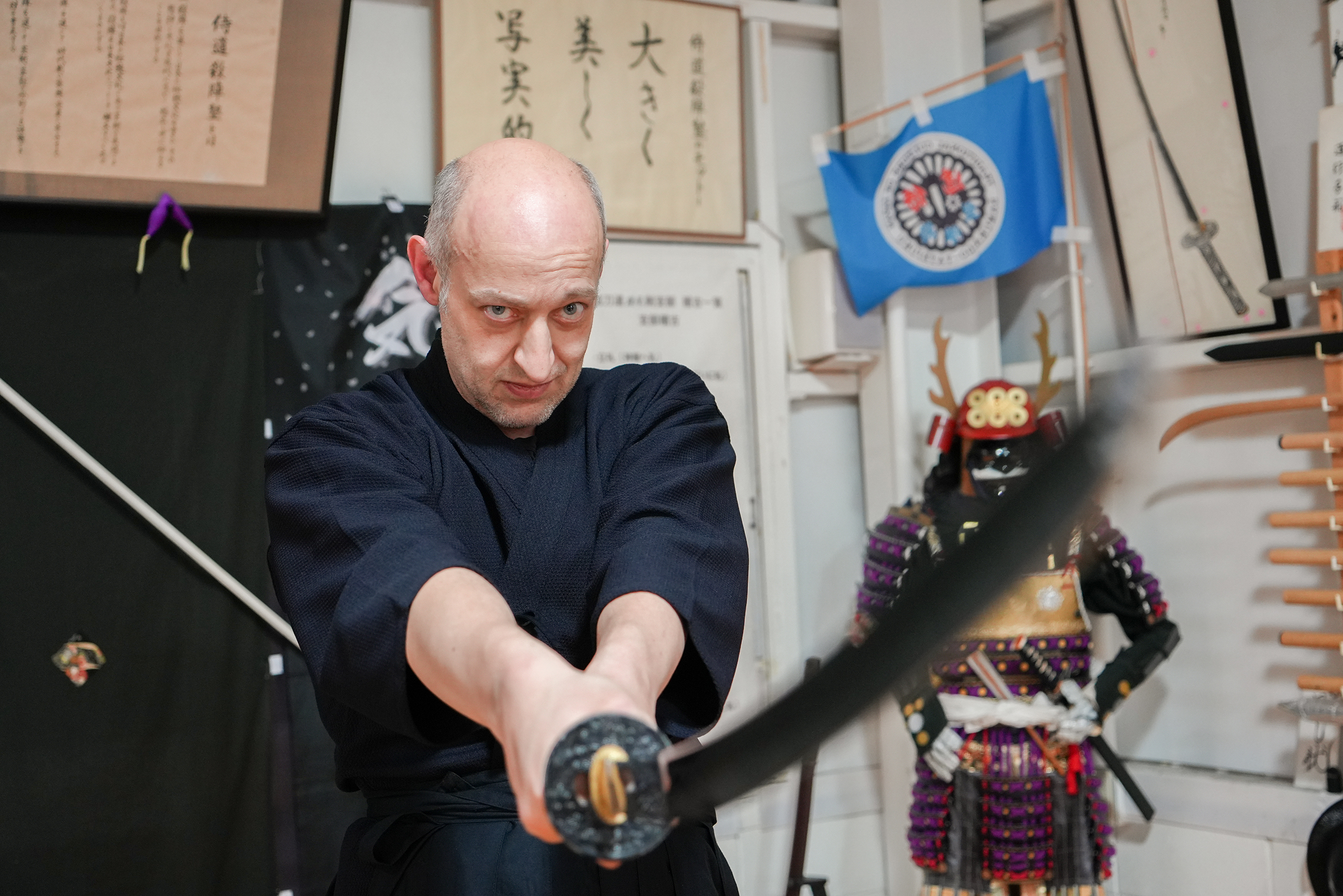 穿戴武士盔甲拍照留念