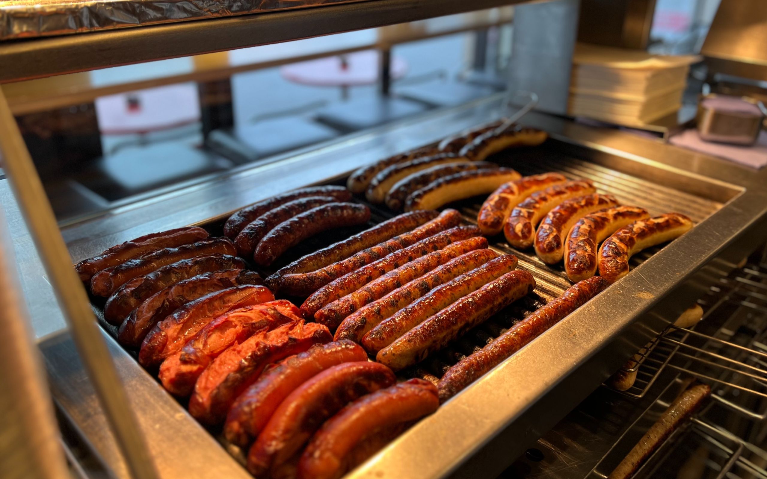 在蘇黎世舊城區,盡情享用滋滋作響、香氣四溢的現烤瑞士香腸 在蘇黎世舊城區,盡情享用滋滋作響、香氣四溢的現烤瑞士香腸