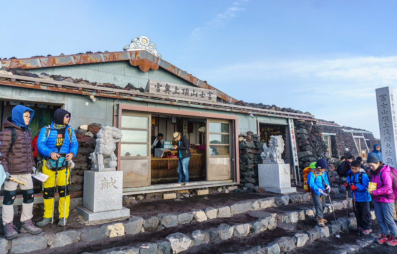 富士山登山二日遊 包含河口湖或山中湖溫泉體驗&山間小屋住宿和晚餐 (中文或英文導遊  東京出發)