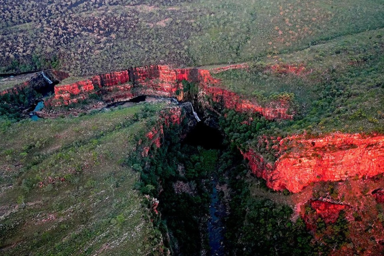 Scenic Helicopter Flight over Twin Flame Falls & Isdell River