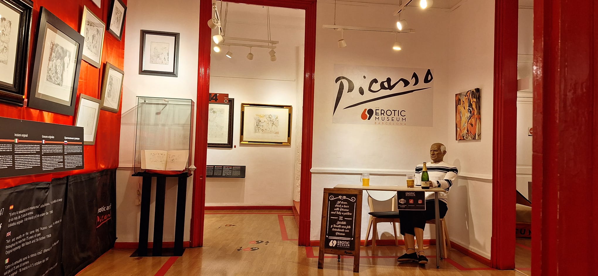 走進展示畢卡索和達利經典作品的房間,感受其中帶有情色意味的獨特氛圍。 走進展示畢卡索和達利經典作品的房間,感受其中帶有情色意味的獨特氛圍。