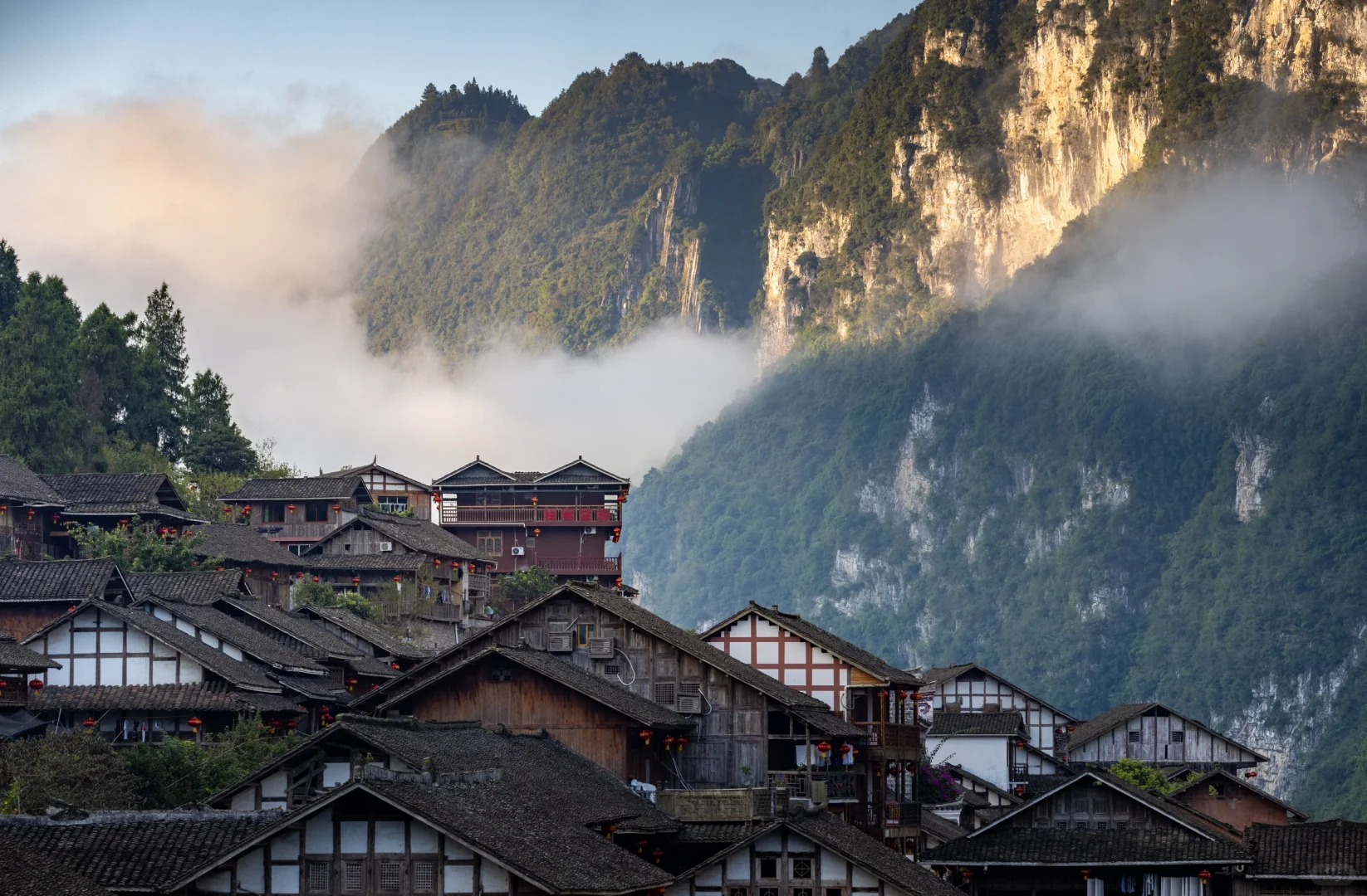 重慶精華景點高端5日遊（武隆天生三橋+仙女山+洪崖洞+烏江古鎮+阿依河+蚩尤九黎城+重慶網紅景點+贈送苗族歌舞晚會+重慶往返）