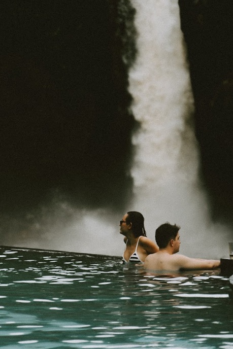 在Omma Dayclub的池畔天堂，愛情悄然綻放，瀑布舒緩的聲音成為珍貴時刻和歡聲笑語的背景。