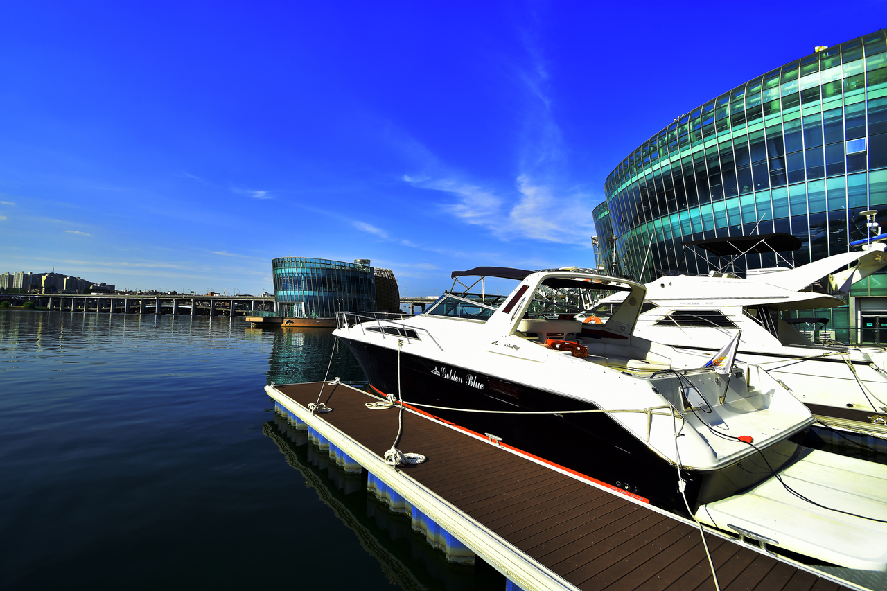 -SEA RAY-
搭乘 Sea Ray 遊艇，在涼爽微風中盡情享受悠閒時光。