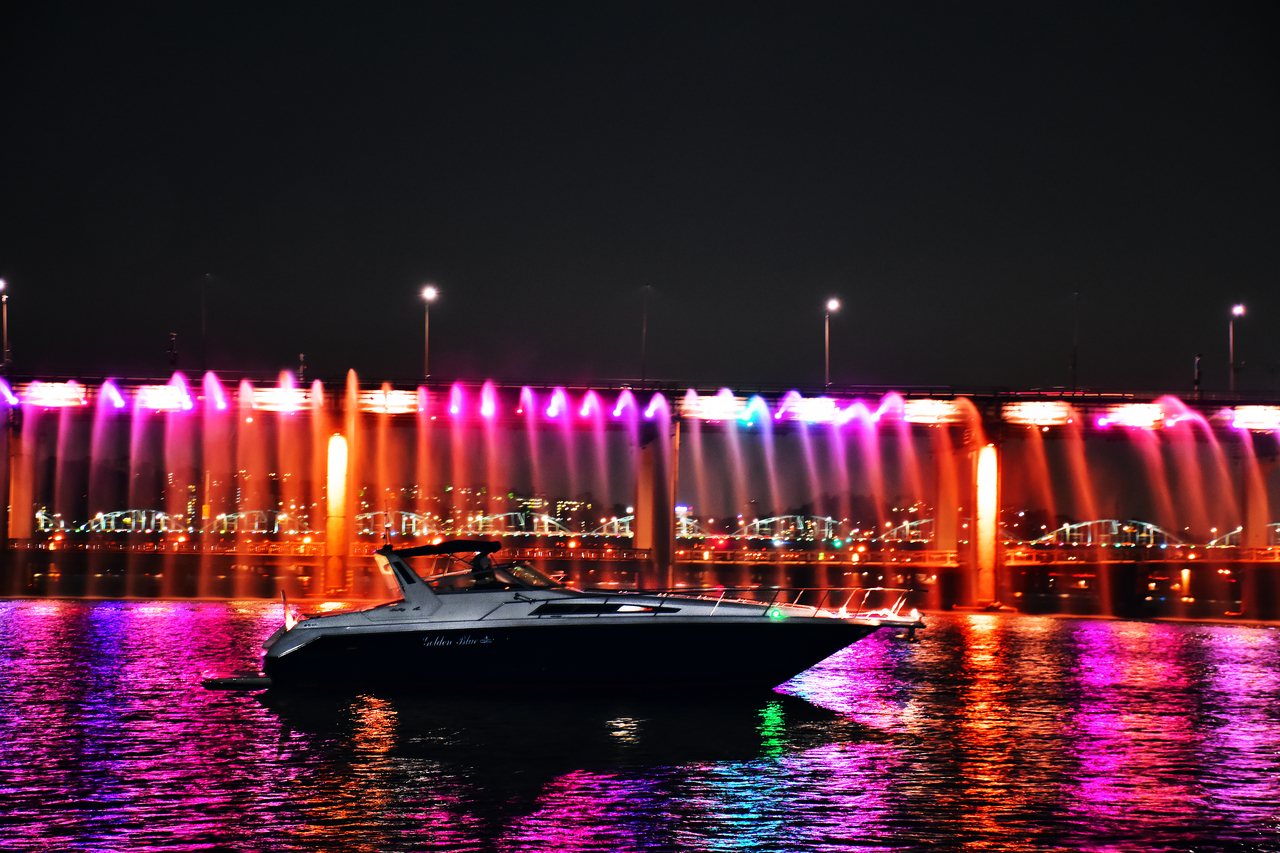 搭乘豪華遊艇，在迷人的活動中盡享絕美夕陽與浪漫夜晚。