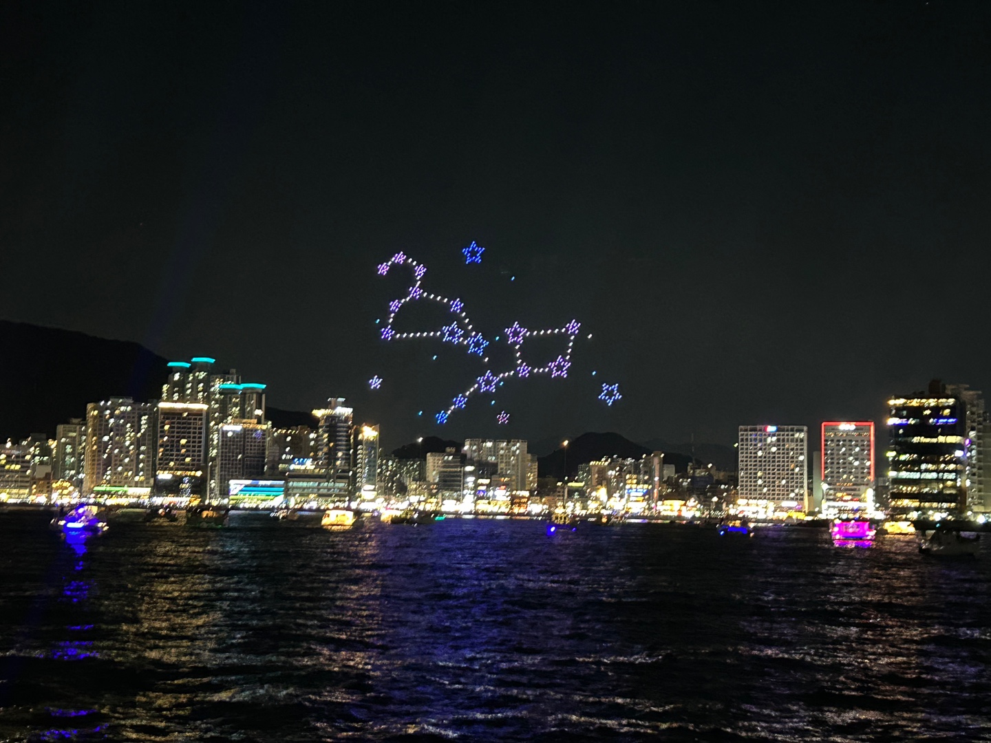 週六觀賞精彩無比的無人機表演
數百架無人機將在夜空中升起，完美和諧地變換隊形，創造出令人驚嘆的形狀與圖案。
