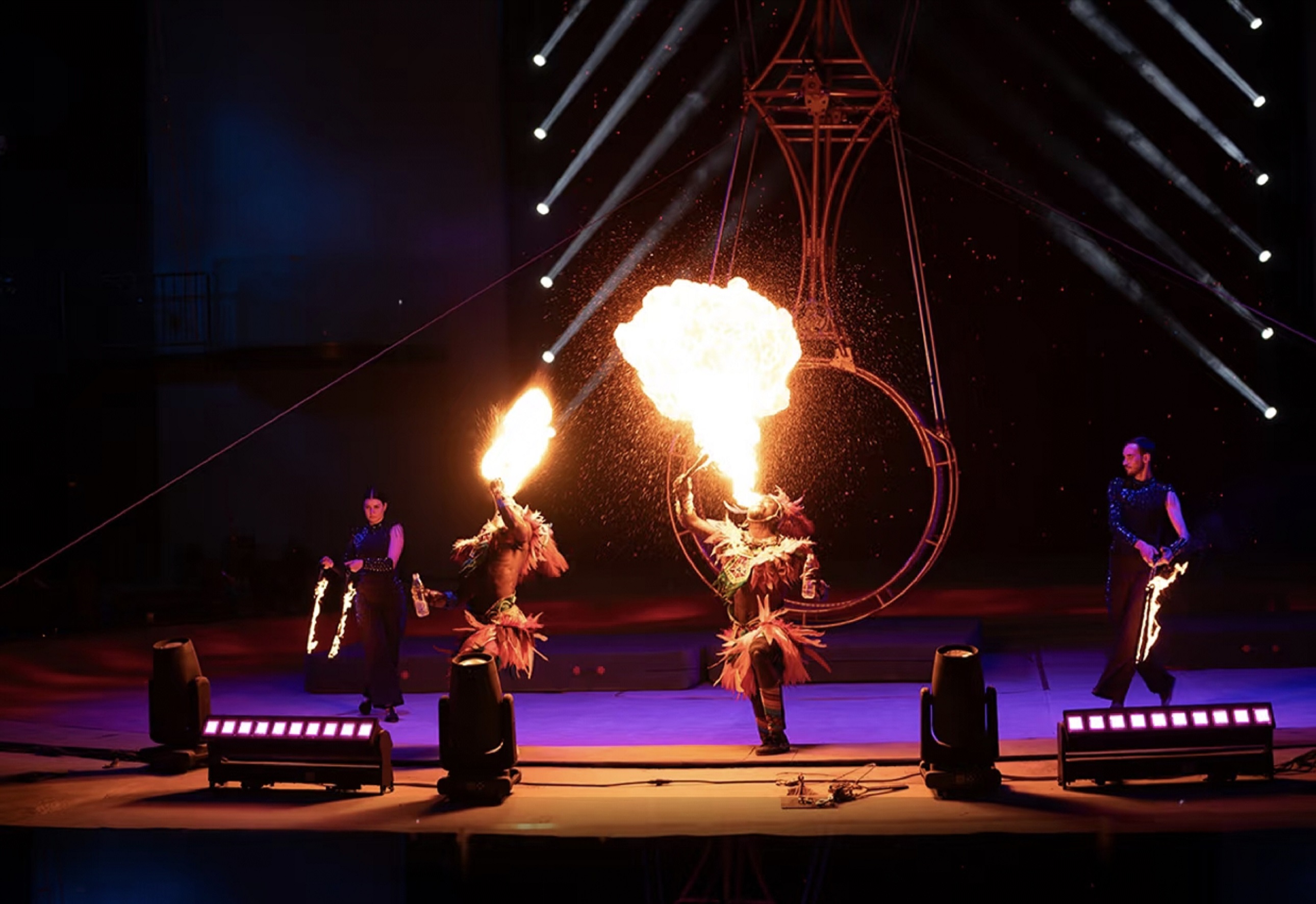 “火焰使者”，在暗光中演繹驚險的噴火特技