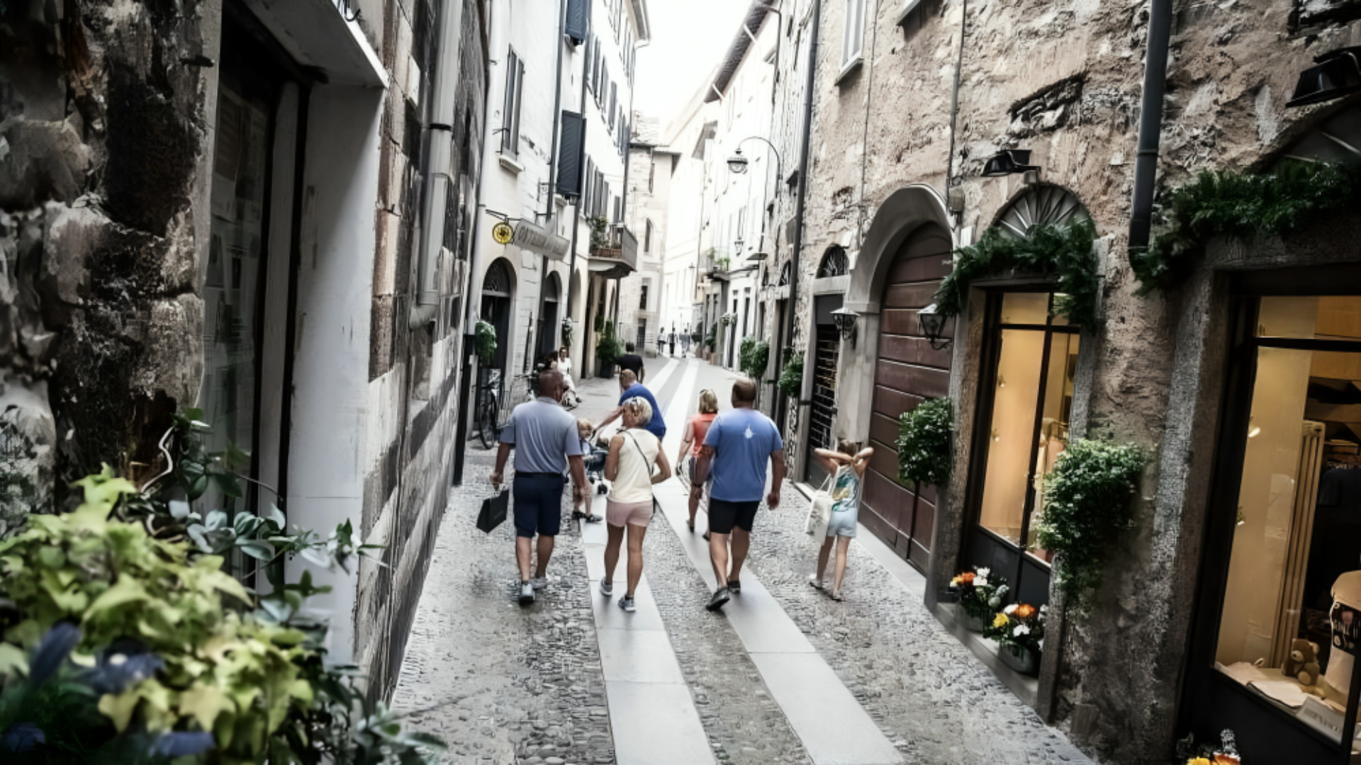 漫步於科莫市區，飽覽湖光山色，愛上科莫永恆不朽的美。