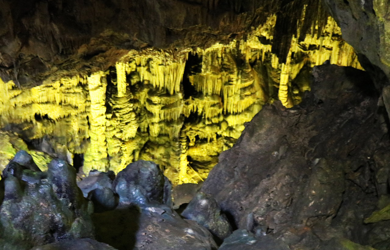 秋芳洞-秋吉台山麓的東洋屈指可數的大鐘乳洞