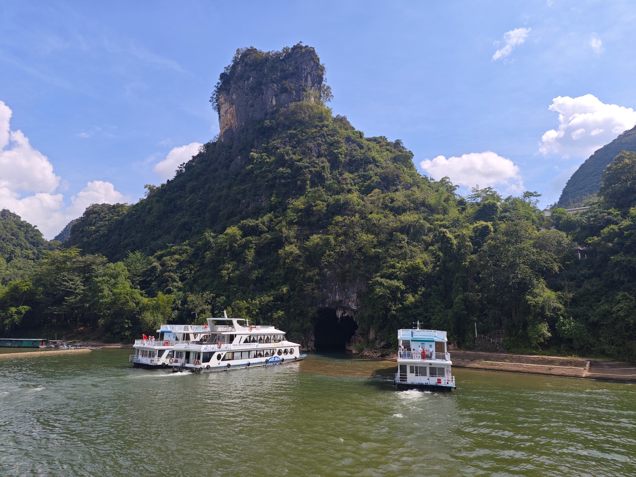 【冠巖】是位於灕江江畔的一處巨型地下河溶洞,因山體形似紫金冠而得名。