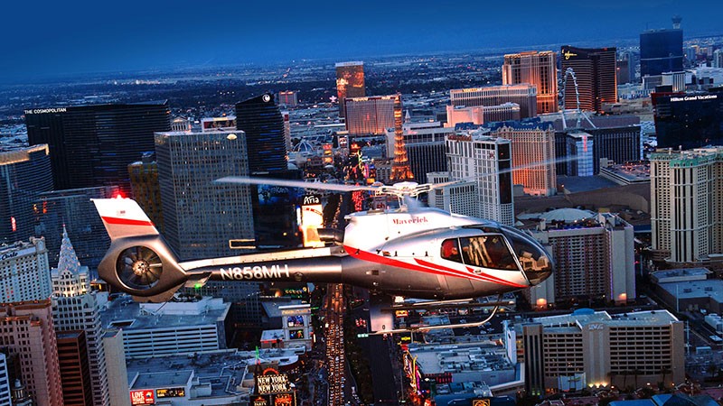 搭乘直升機從高空俯瞰拉斯維加斯，盡享難忘的拉斯維加斯大道夜景！