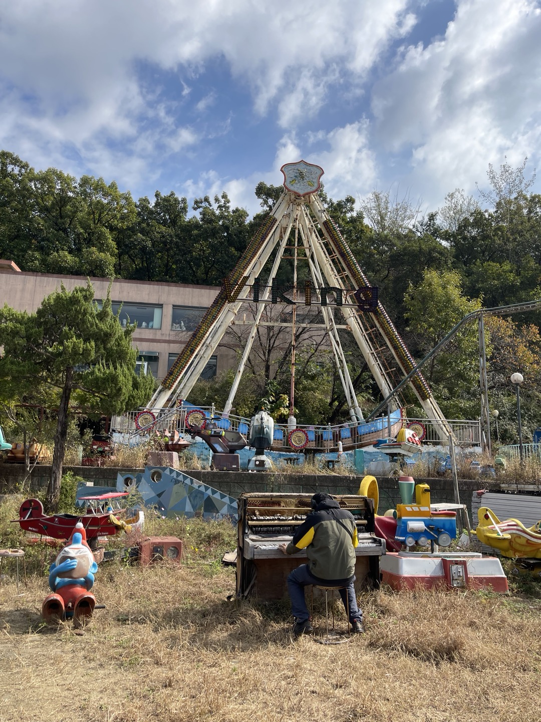 Yongma Land Abandoned Theme Park + Strawberry Picking