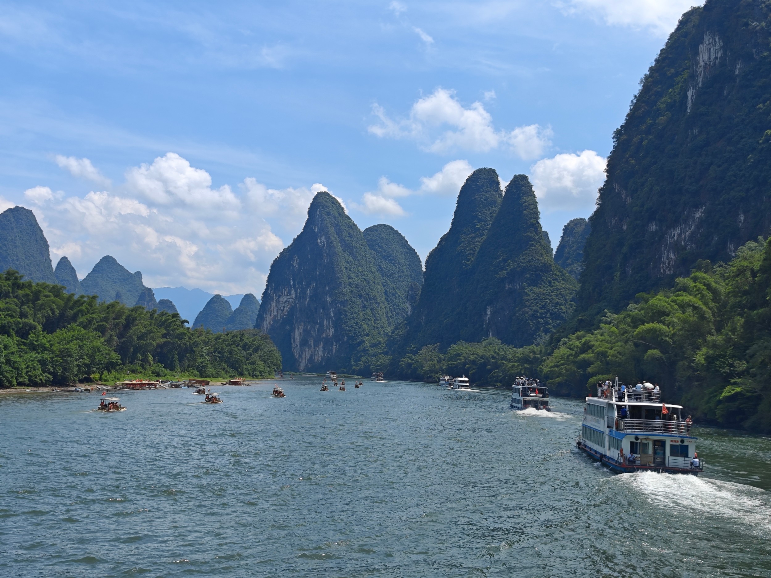 【黃布倒影】因江底米黃色石板形似黃布而得名，江面開闊平緩，晴天時群峰倒影虛實難辨，形成“船在青山頂上行”的獨特景緻。